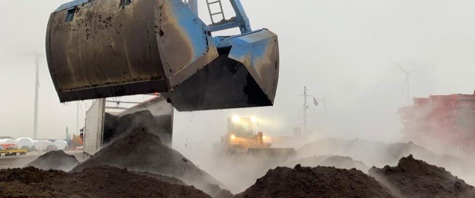 Kompostu pārkrauj ar iekrāvēju